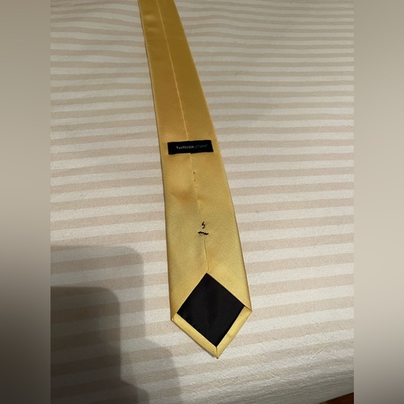 Yellow Van Heusen Tie - Picture 2 of 5
